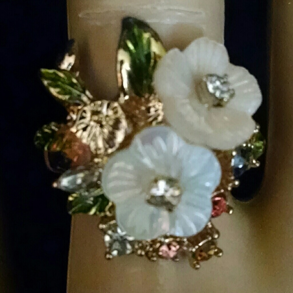 Beautiful Flower Rhinestone Ring - image 6